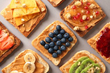 Gri arka plan üzerinde farklı lezzetli tost ile kompozisyon