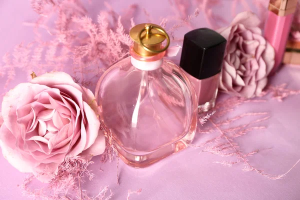 Komposition Mit Parfüm Kosmetik Und Rosen Auf Rosa Hintergrund — Stockfoto