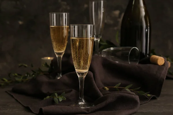 ダークウッドのテーブルにシャンパンのグラス — ストック写真