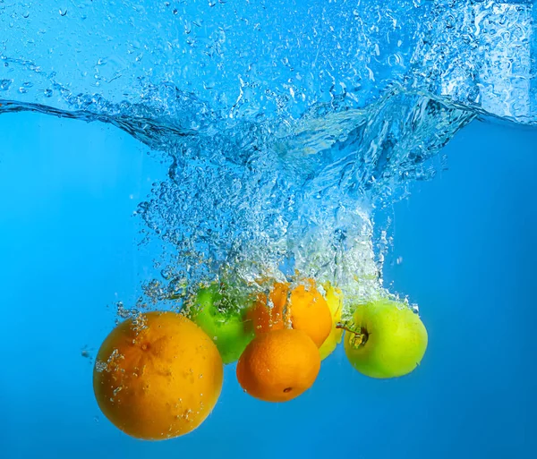 Caduta Frutta Acqua Sfondo Colore — Foto Stock