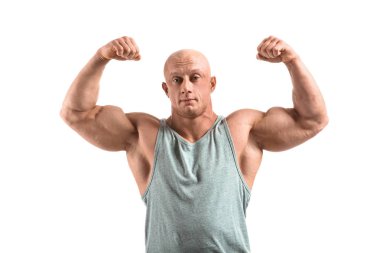 Beyaz arka plan üzerinde kas vücut geliştirmeci