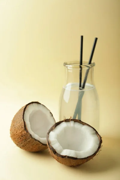 色の背景上のココナッツ水のボトル — ストック写真