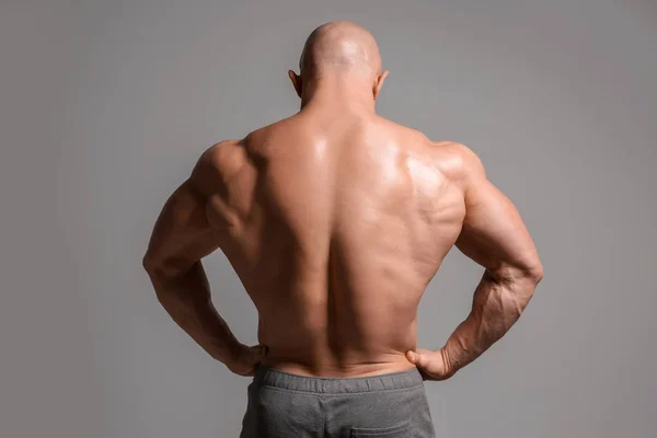 Muscular Bodybuilder Grey Background — Stock Photo, Image