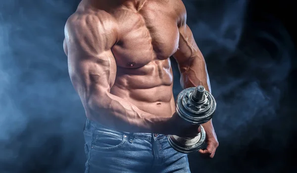 Muskulöser Bodybuilder Mit Hantel Rauch Auf Dunklem Hintergrund — Stockfoto