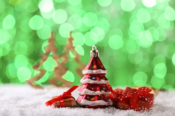 装飾クリスマス ツリーとぼやけライトに対して雪の贈り物 — ストック写真