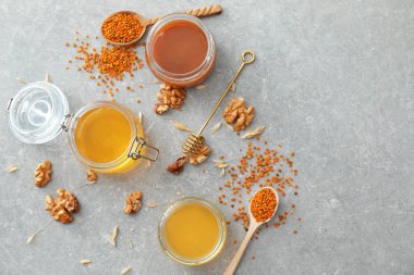 Kavanoz tatlı bal ve ceviz gri tablo ile