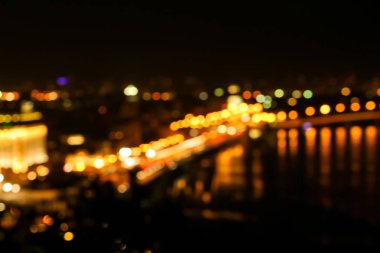 Bulanık gece ışıklı şehir görünümünü