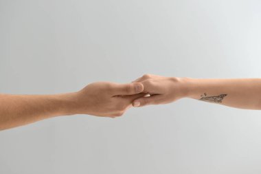 Erkek ve kadın üzerinde açık renkli elele