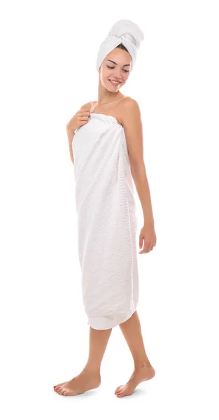 美丽的年轻女子 包裹在白色背景上的毛巾 — 图库照片
