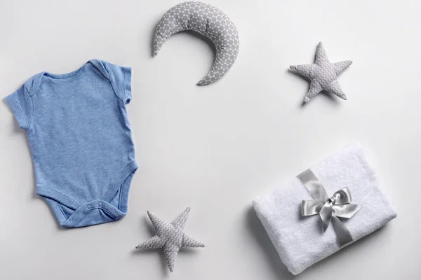 Niedliche Babykleidung Handtuch Und Spielzeug Auf Weißem Hintergrund — Stockfoto