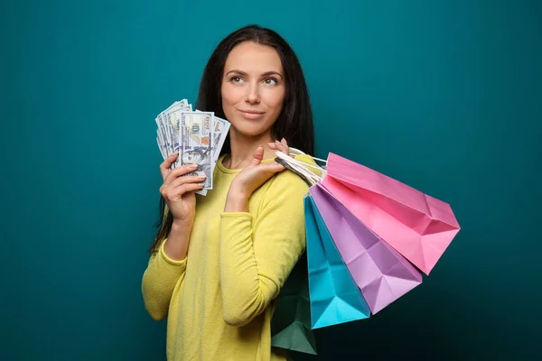 Mooi Meisje Met Shopping Tassen Een Heleboel Geld Kleur Achtergrond — Stockfoto