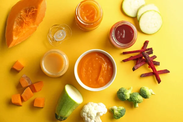 Renk arka plan üzerinde sağlıklı bebek maması ile düz yatıyordu kompozisyon