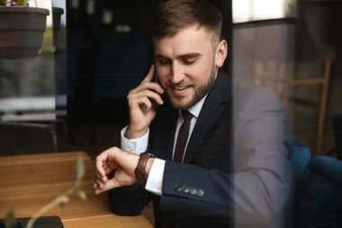 Genç işadamı kafe, dinlenme dışında pencereden görünümü