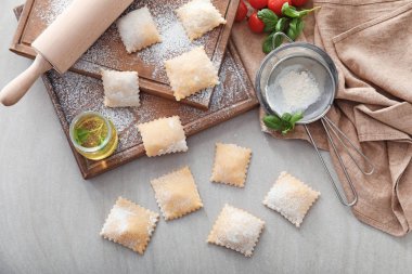 Gri masada pişmemiş Mantı