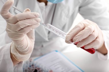 Kan örneği laboratuvar, closeup ile çalışan kadın