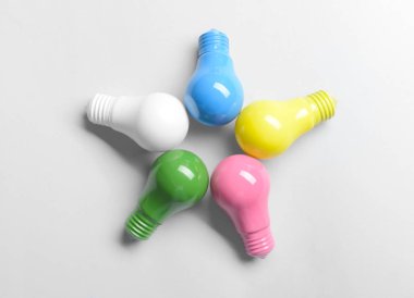 Ampulleri beyaz zemin üzerine boyalı