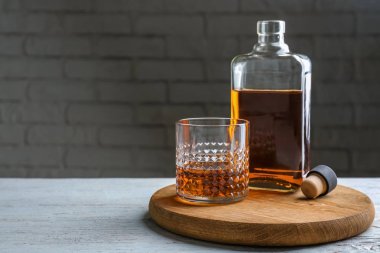 Şişe ve bardak viski üzerinde masa lambası