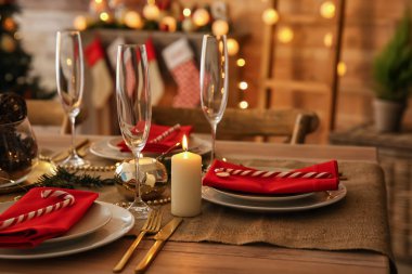 Noel yemeği için güzel bir masa.