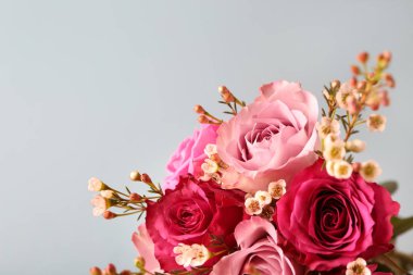 Güzel ışık arka plan üzerinde gül buketi