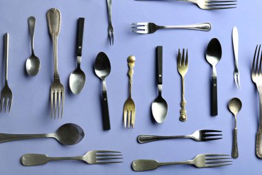 Kaşık ve çatal renk arka plan üzerinde