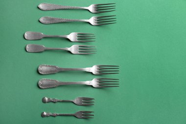 Renkli arka plan üzerinde gümüş çatal kümesi