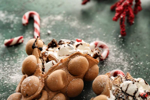 Leckere Süße Bubble Waffeln Auf Grünem Tisch — Stockfoto