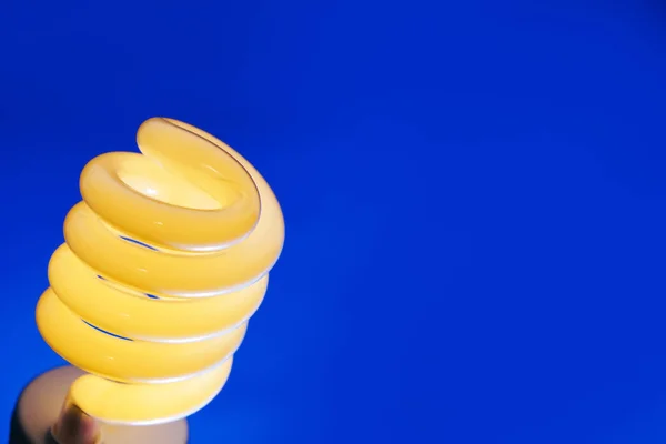 Lampadina Spirale Incandescente Sfondo Colore — Foto Stock