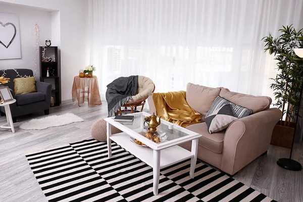 Elegante Interior Habitación Con Cómodo Sofá Mesa — Foto de Stock