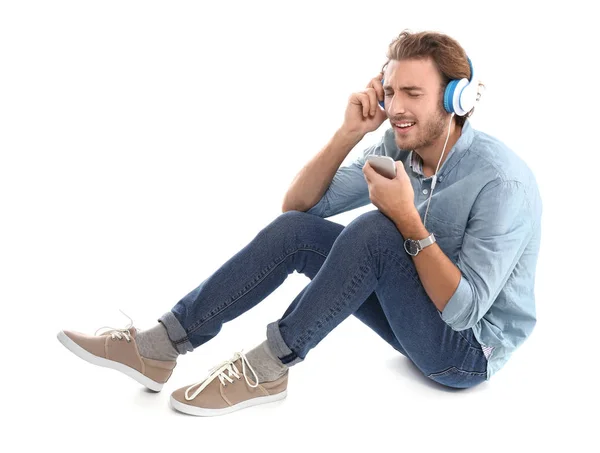 Jeune Homme Écoutant Musique Sur Fond Blanc — Photo