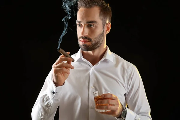 Affärsman Med Glas Whisky Och Cigarr Mörk Bakgrund — Stockfoto