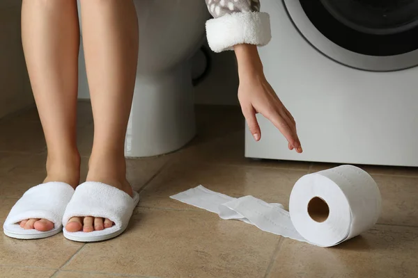Žena Dělat Dlouhé Rameno Pro Toaletní Papír Podlaze Toaletu — Stock fotografie