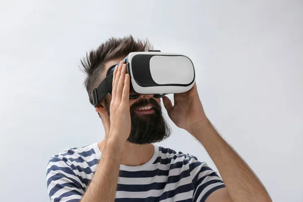Uomo Indossando Occhiali Realtà Virtuale Sfondo Chiaro — Foto Stock