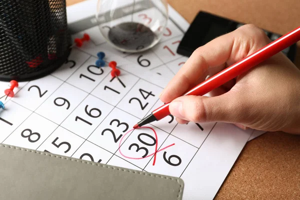 Woman Marking Date Calendar Closeup Deadline Concept — Stock Photo, Image