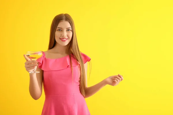 Красивая Девушка Бокалом Шампанского Цветном Фоне — стоковое фото