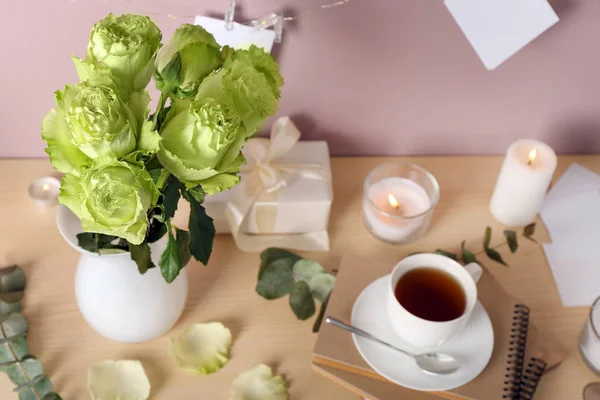 Belo Buquê Rosas Verdes Xícara Chá Velas Mesa — Fotografia de Stock