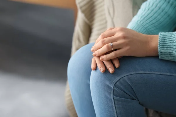 Giovane Donna Con Anello Fidanzamento Dito Primo Piano — Foto Stock