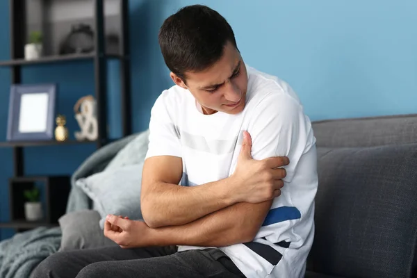 Joven Que Sufre Dolor Brazo Casa —  Fotos de Stock