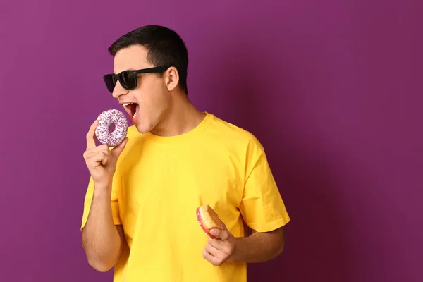 Jovem Com Saborosos Donuts Fundo Cor — Fotografia de Stock