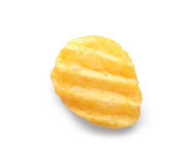 Beyaz zemin üzerine lezzetli patates cipsi