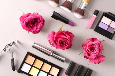 Gül ve açık renkli kozmetik kompozisyonu