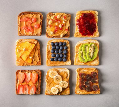 Gri arka plan üzerinde farklı lezzetli tost ile kompozisyon