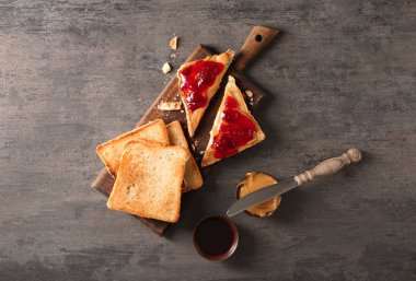 Tatlı kızarmış sandviçler ve fıstık ezmesi tablo ile kurulu