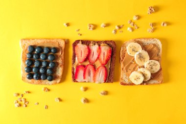 Sarı arka plan üzerinde farklı lezzetli tost