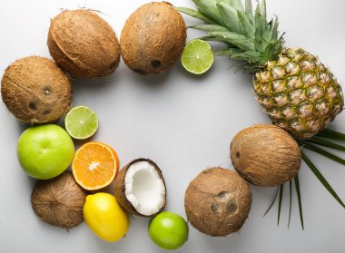 Işık arka plan üzerinde olgunlaşmış tropikal meyvelerin çerçeve yaptı