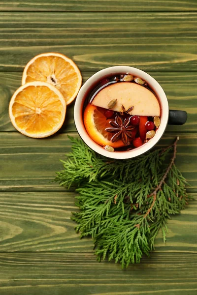 Copo Vinho Quente Saboroso Fundo Madeira — Fotografia de Stock