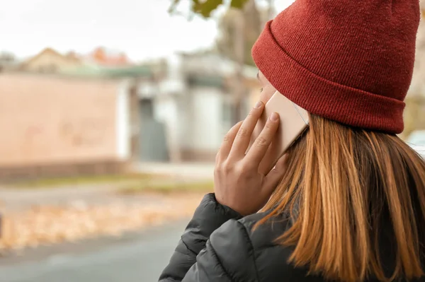 Νεαρή Γυναίκα Μιλάμε Από Κινητό Τηλέφωνο Εξωτερικούς Χώρους — Φωτογραφία Αρχείου