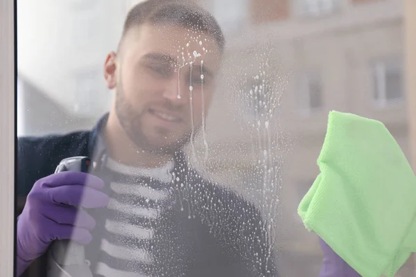 Mytí Okna Mladý Muž Doma — Stock fotografie