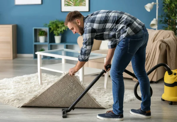 Young Man Removing Dirt Floor Vacuum Cleaner — Stock Photo, Image
