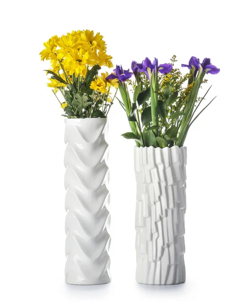 Красивые Цветы Керамических Вазах Белом Фоне — стоковое фото