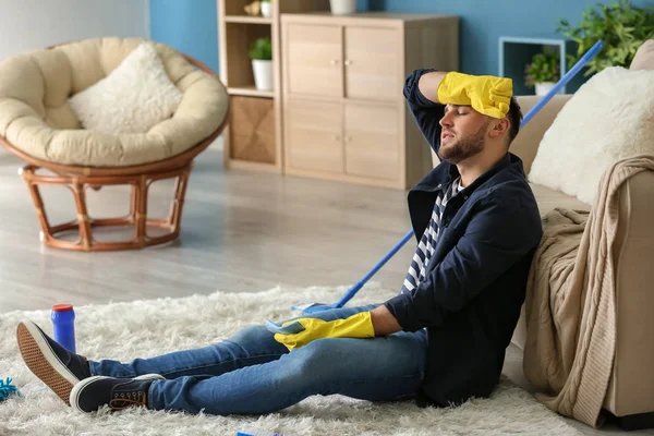 Cansado Jovem Descansando Depois Limpar Seu Apartamento — Fotografia de Stock